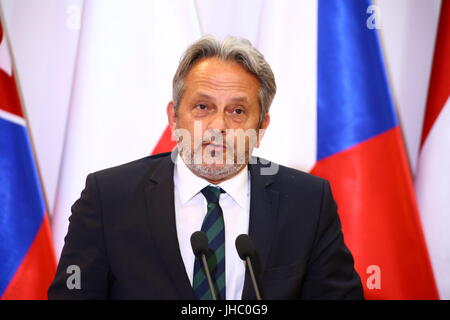 Groupe de Visegrad V4 Minitres de la Défense tiendra réunion officielle. La ministre polonaise Antoni Macierwicz reçu Ministre hongrois Istvan Simicsko, Ministre slovaque Peter Gajdos et ministre tchèque Martin Stropnicky à Varsovie. La présidence de la V4 a été officiellement remis à la Hongrie. (Photo par Jakob Ratz / Pacific Press) Banque D'Images