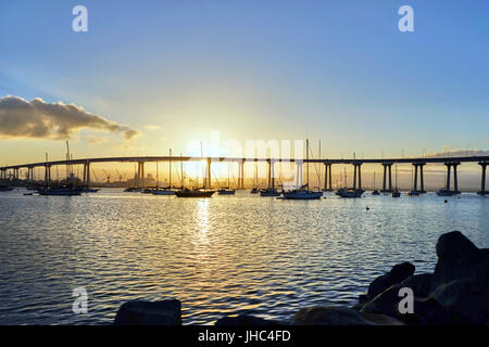 Peu après le lever du soleil, Coronado Bay Bridge est baigné de lumière dorée Banque D'Images