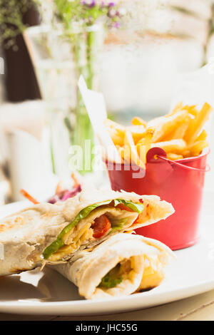 Sandwich Pita frais avec frites et salade Banque D'Images