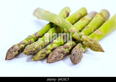 Asperges vertes sur fond blanc. Banque D'Images