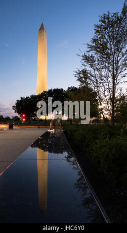 Réflexion de Washington Monument en banc Banque D'Images