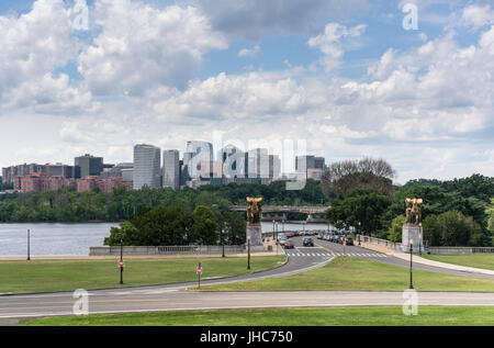 Skyline de Rosslyn de Lincoln Memorial Banque D'Images