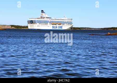 HELSINKI, FINLANDE - le 28 juin 2017 : Silja Symphony ferry croisière voiles de South Harbour, Helsinki et Stockholm, Suède sur une journée ensoleillée d'été. Banque D'Images