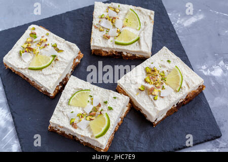 Matières pistache, noix de coco et citron vert crème glacée. L'amour pour une saine nourriture vegan concept. Banque D'Images