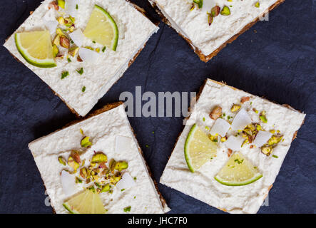 Matières pistache, noix de coco et citron vert crème glacée. L'amour pour une saine nourriture vegan concept. Banque D'Images