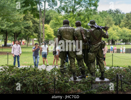 Les touristes en prenant des photos des trois soldats statue en DC Banque D'Images