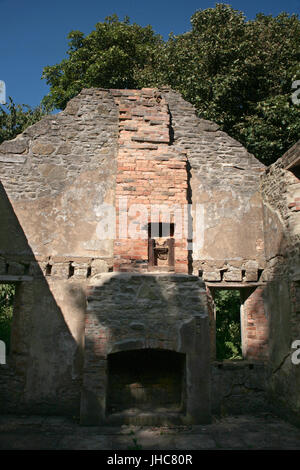 Intérieur d'une maison sans toit dans le village abandonné de Tyneham, à l'île de Purbeck, Dorset, Angleterre Banque D'Images