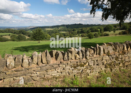 Vue sur mur de pierres sèches et paysage Cotswold, Saintbury, Cotswolds, Gloucestershire, Angleterre, Royaume-Uni, Europe Banque D'Images