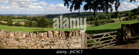 Vue sur paysage Cotswold et avec un mur de pierres sèches 5 bar gate, Saintbury, Cotswolds, Gloucestershire, Angleterre, Royaume-Uni, Europe Banque D'Images