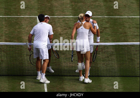 Jamie Murray et Martina Hingis (haut) à la suite de son match de double contre Jocelyn Rae et Ken Skupski sur dix jours du tournoi de Wimbledon à l'All England Lawn Tennis et croquet Club, Wimbledon. Banque D'Images