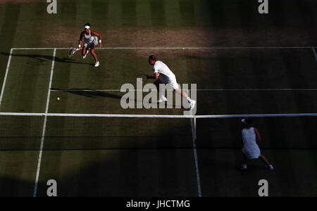 Heather Watson et Henri Kontinen durant leur match de double mixte contre Rohan Bopanna et Garbiela Dabrowski au jour 10 de la Wimbledon à l'All England Lawn Tennis et croquet Club, Wimbledon. Banque D'Images