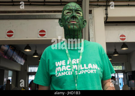 L'homme habillé en spiderman la collecte des fonds pour soutenir le Cancer Macmillan Banque D'Images