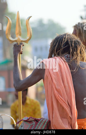 Moine hindou Sadhus Naga à Ganges river banks à Varanasi, Inde. Sadhus Naga seigneur Shiva hindou sont fidèles. Banque D'Images