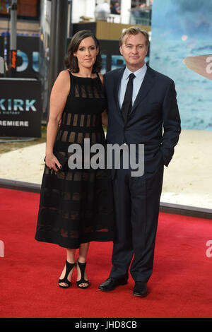 Christopher Nolan et Emma Thomas assister à la première mondiale de Dunkerque à l'Odeon Leicester Square à Londres. Banque D'Images