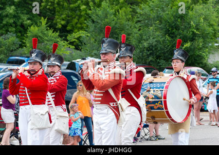 Reconstitueurs historiques de Fort Snelling et fife drum corp en uniforme militaire à mendota day parade à mendota au Minnesota Banque D'Images