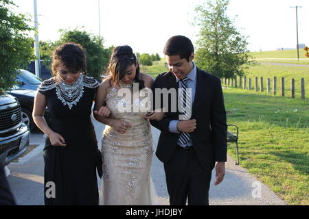 Prom. Une soirée très spéciale où votre classe se réunit pour la dernière fois et avoir du plaisir. Vous sortez avec les meilleurs des meilleurs et profiter de leur compagnie. Banque D'Images