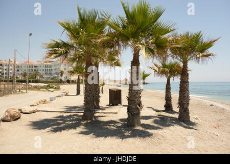 La douche et le lavement des pieds accessible sur la plage publique, El Playazo, à Nerja, Costa del Sol, Espagne Banque D'Images