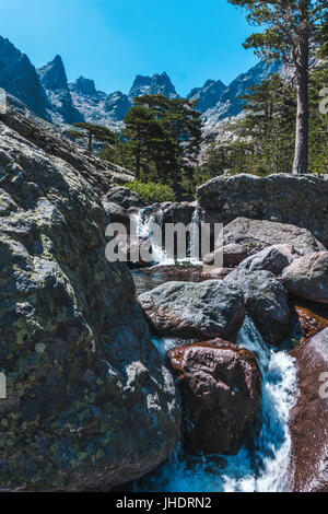 Rivière Sauvage en Corse sur le GR20 Chemin de montagne à vélo. Piscines rafraîchissantes sauvage, de la neige et de la fonte des glaciers en été. Banque D'Images