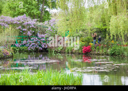 Bridge dans les jardins de Claude Monet à Giverny, village situé à 80 km (50 mi) de Paris,France Banque D'Images