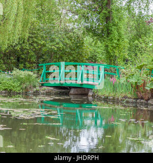 Bridge dans les jardins de Claude Monet à Giverny, village situé à 80 km (50 mi) de Paris,France Banque D'Images