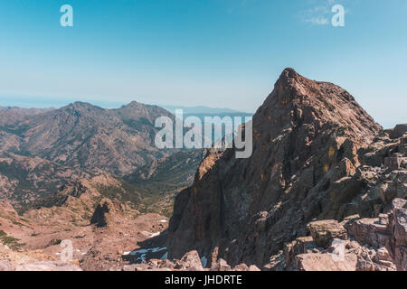 Paysage montagneux prises à partir de la GR20 Sentier de montagne en Corse, France alors que sur une balade / randonnée/ trekking vacances. Banque D'Images