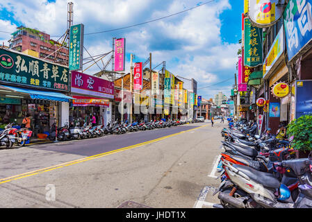 TAIPEI, TAIWAN - Le 26 juin : c'est une vieille rue à Taipei près du bloc historique Bopiliao Cette rue abrite de nombreux restaurants et magasins locaux sur Banque D'Images