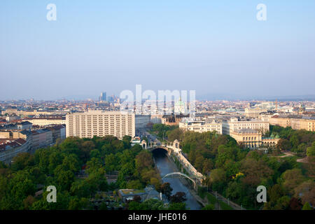 Vienne, AUTRICHE - avril 29th, 2017 : Tôt le matin voir de Stadtpark Vienna City Park depuis le balcon de l'hôtel Hilton de Vienne. Depuis l'an 1862 - plus grand parc du centre-ville Banque D'Images