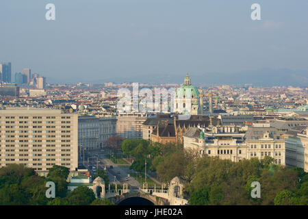 Vienne, AUTRICHE - avril 29th, 2017 : Tôt le matin voir de Stadtpark Vienna City Park depuis le balcon de l'hôtel Hilton de Vienne. Depuis l'an 1862 - plus grand parc du centre-ville Banque D'Images