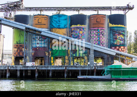 Géants', 'art public faits à partir de silos par Os Gemeos, Granville Island, Vancouver, British Columbia, Canada Banque D'Images