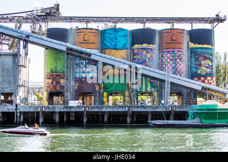 Géants', 'art public faits à partir de silos par Os Gemeos, Granville Island, Vancouver, British Columbia, Canada Banque D'Images