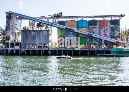 Géants', 'art public faits à partir de silos par Os Gemeos, Granville Island, Vancouver, British Columbia, Canada Banque D'Images