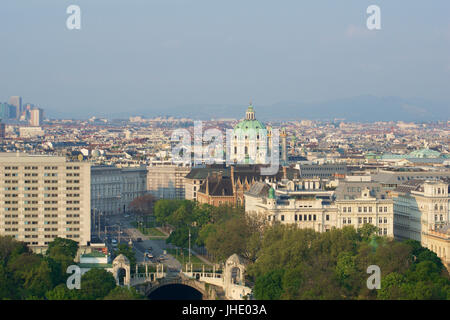 Vienne, AUTRICHE - avril 29th, 2017 : Tôt le matin voir de Stadtpark Vienna City Park depuis le balcon de l'hôtel Hilton de Vienne. Depuis l'an 1862 - plus grand parc du centre-ville Banque D'Images