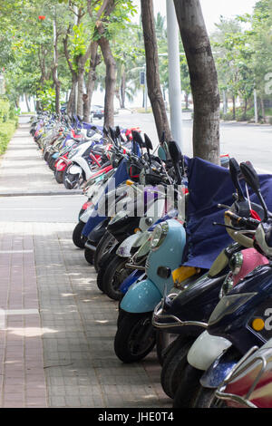 Parking scooter le long de la route en Chine Banque D'Images