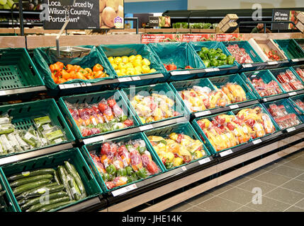 Légumes frais allée dans un supermarché Tesco UK Banque D'Images