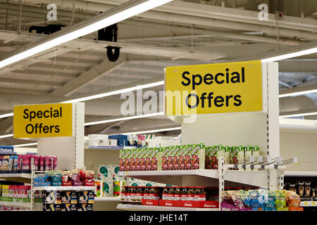 Fin de l'allée des offres spéciales dans un supermarché Tesco UK Banque D'Images