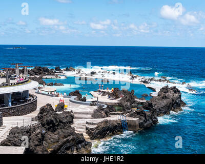 Porto Moniz, sur la côte nord-ouest où les montagnes dans le nord de l'île de Madère rencontrez l'Océan Atlantique Banque D'Images