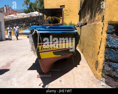L'ancienne forteresse jaune de Sao Tiago avec ses plates-formes de baignade dans l'Océan Atlantique Banque D'Images