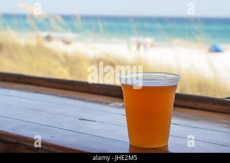 Une bière froide est assis sur le bar avec une vue sur la plage Banque D'Images