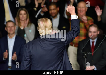 Donald Trump Président nous donne une première pompe à la foule avec le dos tourné au public durant un rassemblement électoral à la Giant Center Banque D'Images