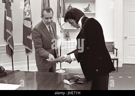 Le président Nixon rencontre avec artiste Elvis Presley dans le bureau ovale de la Maison Blanche le 21 décembre 1970. (Photo par Oliver F. Atkins) Banque D'Images