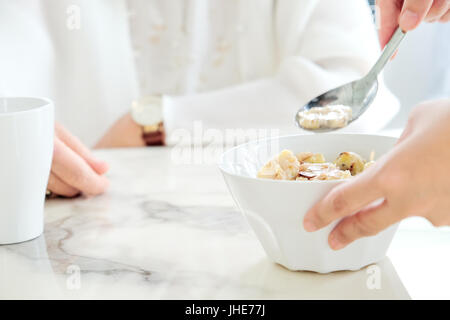 Ce qui porte à des repas soignant,l'heure des repas. partie de senior woman avec petit-déjeuner, une saine alimentation Banque D'Images