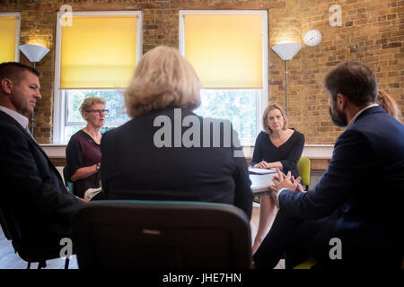 Secrétaire d'accueil parle à ambre Rudd des représentants d'organisations du tiers secteur, la police, et l'ENM, lors d'une visite au centre de récupération du Port à Brixton, dans le sud de Londres avant le lancement d'une nouvelle stratégie antidrogue le vendredi 14 juillet. Banque D'Images