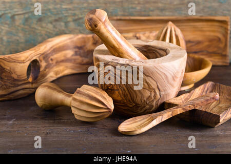 Ensemble d'ustensiles de cuisine en bois fabriqués à partir de bois d'olive . Banque D'Images