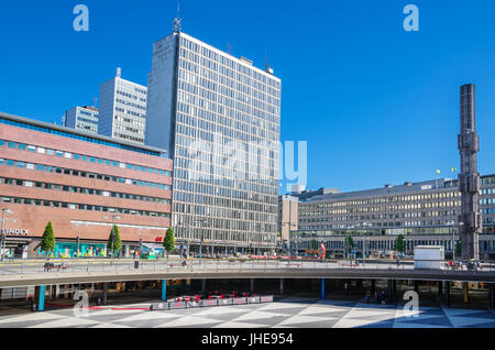 Place publique centrale Sergels Torg avec obélisque de verre. Stockholm, Suède Banque D'Images