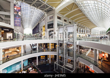 Singapour - Le 26 février 2017 : vue générale du centre commercial Marina Bay Sands de Singapour. C'est l'un des plus grands magasins de luxe Singapour centres commerciaux un Banque D'Images