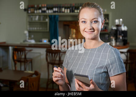 Portrait de serveuse avec bloc-notes de restaurant Banque D'Images