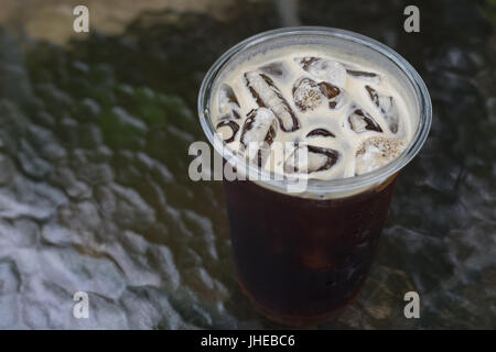 Nitro mousseux préparer de café froid prêt à boire dans la tasse à emporter. Banque D'Images
