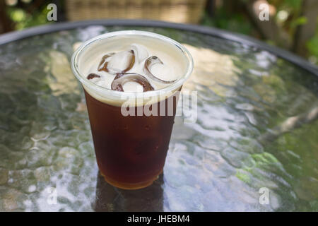 Nitro mousseux préparer de café froid prêt à boire dans la tasse à emporter. Banque D'Images