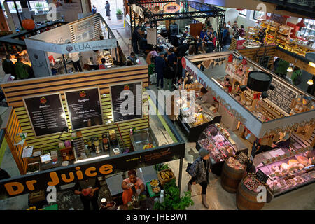 Cape Town Afrique du Sud African V & A Waterfront Victoria un marché sur le quai des stands de nourriture gastronomique d'achats fournisseurs. Le marché sur le quai. Banque D'Images