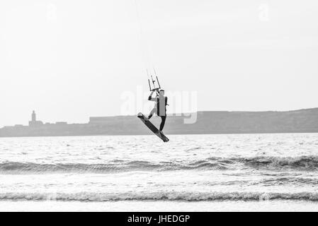 Essaouira, Maroc - Circa Septembre 2015 - kite surfer à la plage Banque D'Images